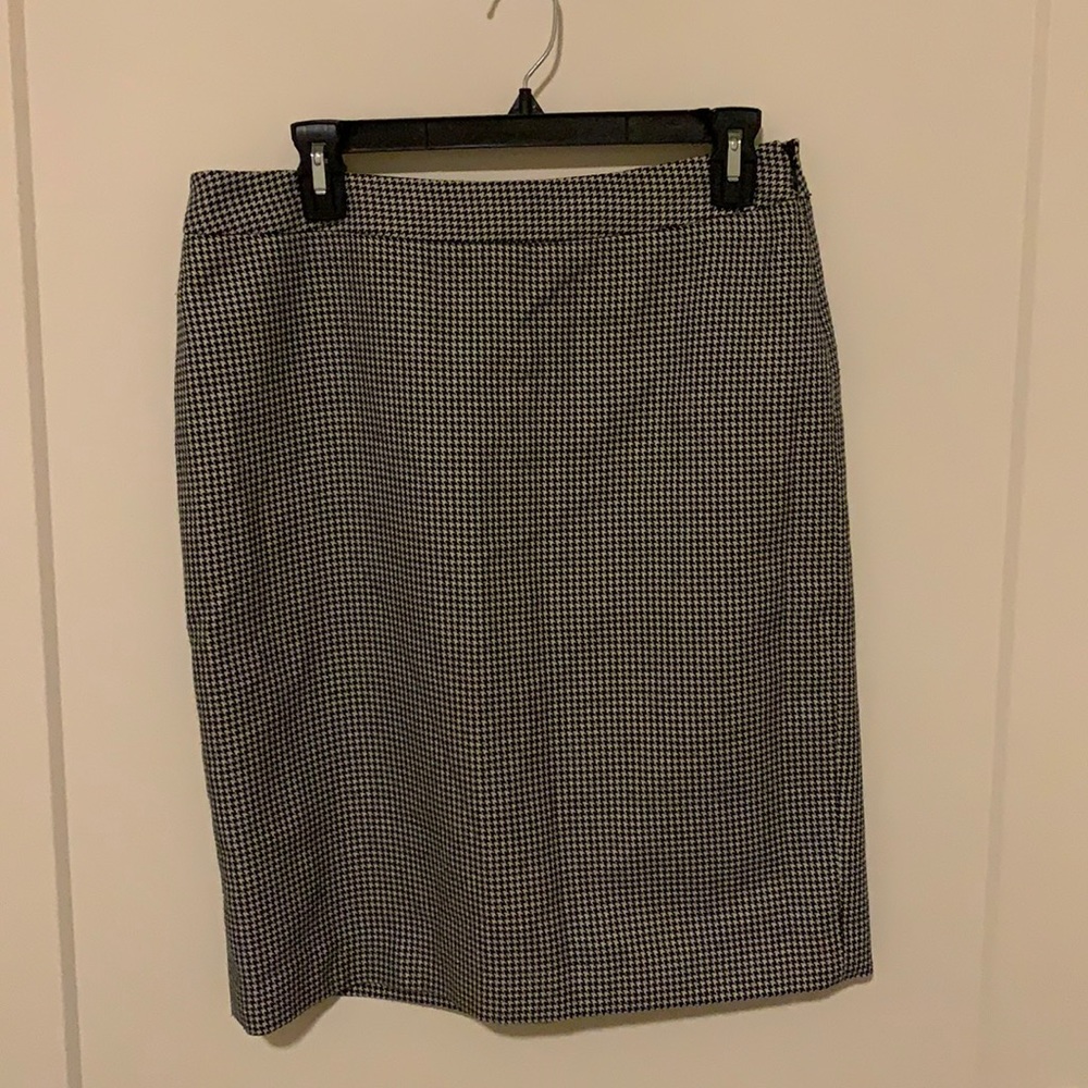 Nine West, size 8. Houndstooth skirt. Great condition.